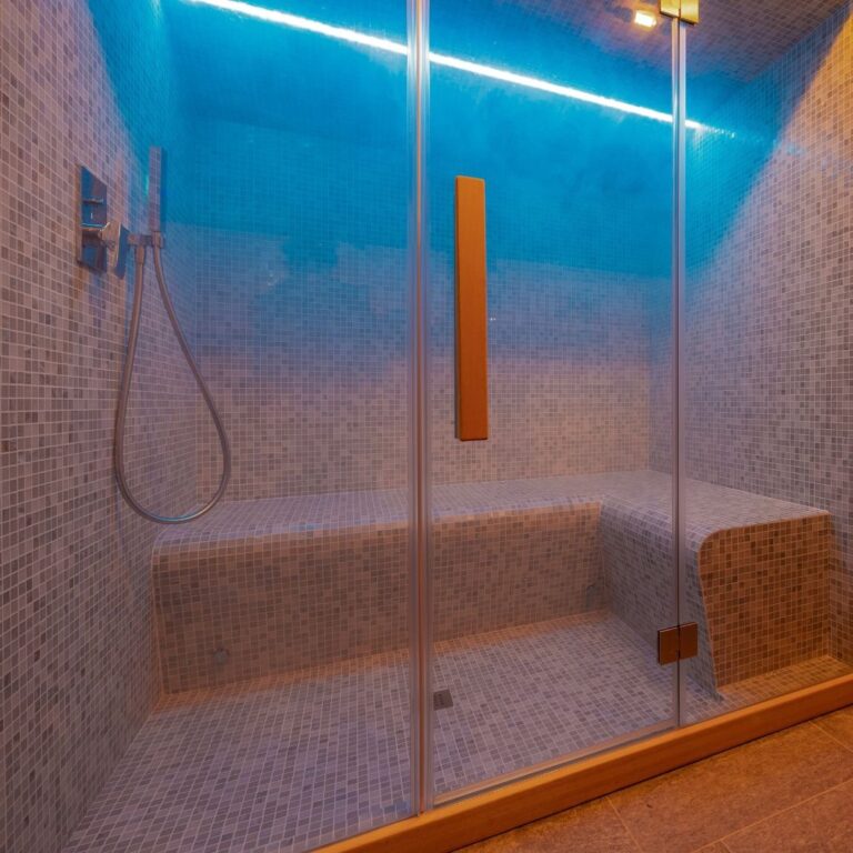 10_Bagno-Turco-con-parete-vetrata