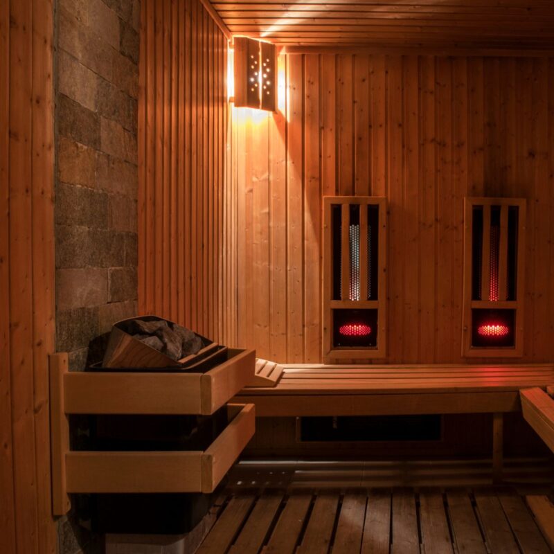 Sauna a infrarossi: come funziona e differenze rispetto alla sauna tradizionale