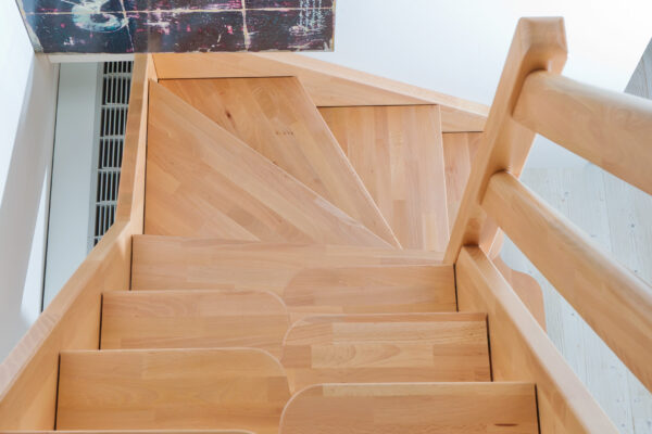 Manutenzione delle scale in legno: guida completa